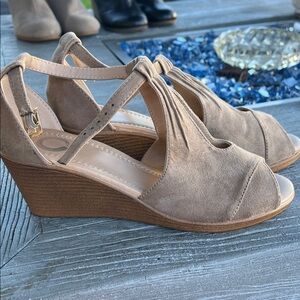 Chic Women's Tan Wedge Sandals